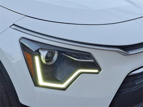 Certified 2025 Kia Niro LX image 9