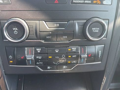 Used 2019 Ford Explorer XLT w/ Equipment Group 202A FWD image 17