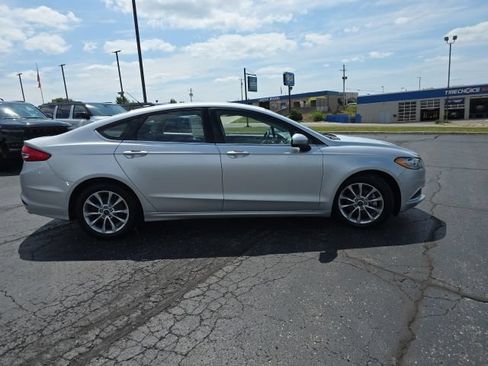 Used 2017 Ford Fusion SE FWD image 7