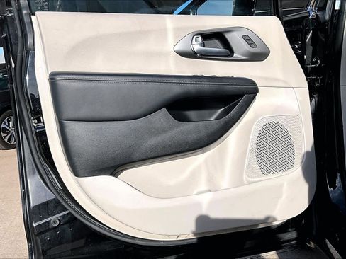 Certified 2024 Chrysler Pacifica Touring-L image 21