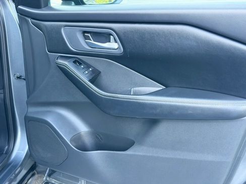 Used 2025 Nissan Rogue SV FWD image 17