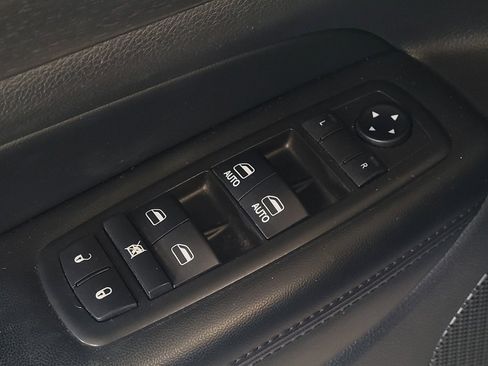 Used 2018 Jeep Grand Cherokee Laredo AWD/4WD image 27
