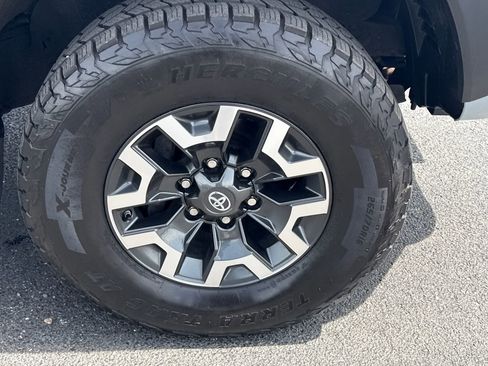 Used 2019 Toyota Tacoma TRD Off-Road AWD/4WD image 9