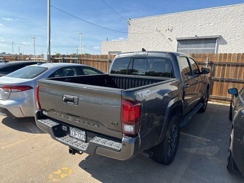 Used 2018 Toyota Tacoma TRD Sport w/ Technology Package image 8