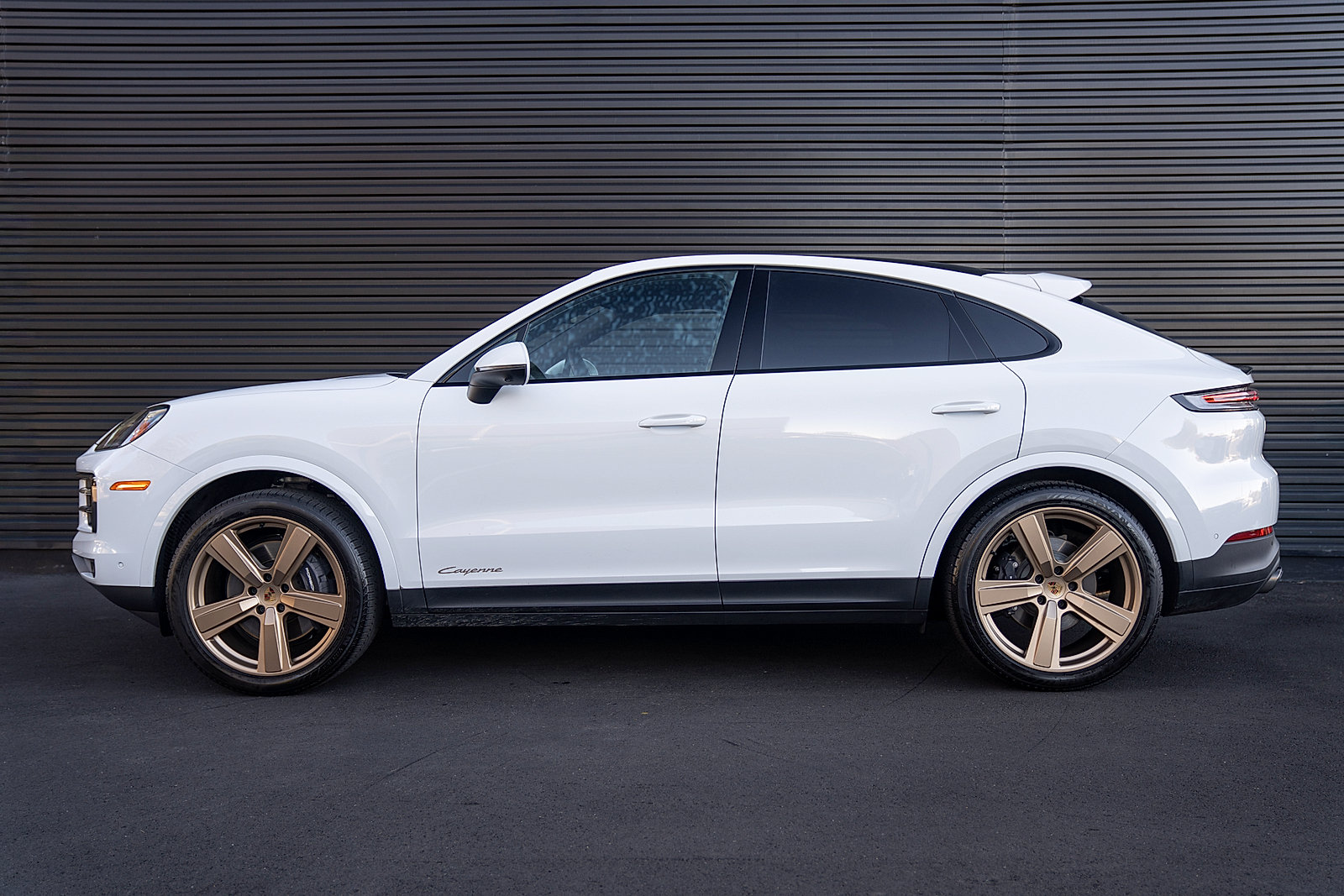Used 2025 Porsche Cayenne Coupe AWD/4WD image 2