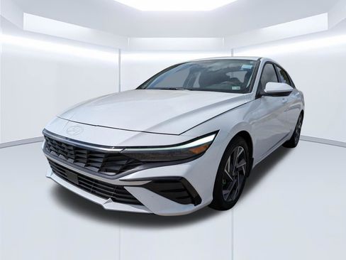 Certified 2025 Hyundai Elantra SEL FWD image 8