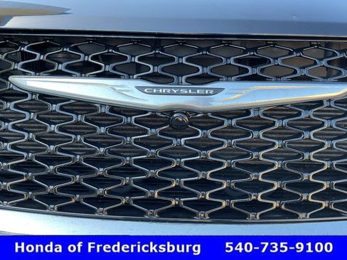 Used 2024 Chrysler Pacifica Touring-L FWD image 15