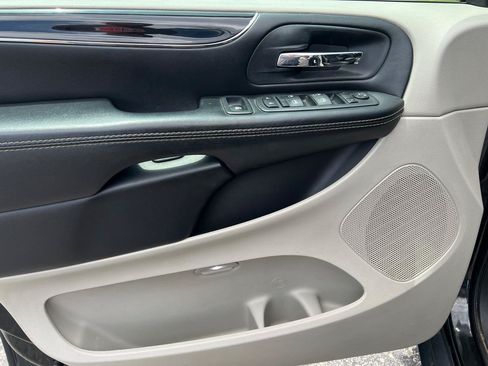 Used 2019 Dodge Grand Caravan SXT FWD image 18