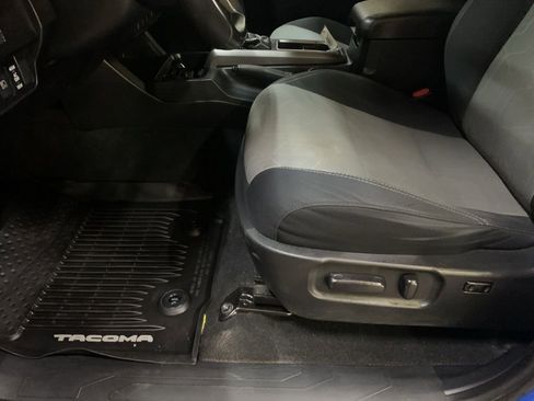 Used 2020 Toyota Tacoma TRD Sport image 9