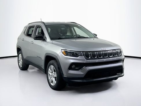 Used 2022 Jeep Compass Latitude image 3