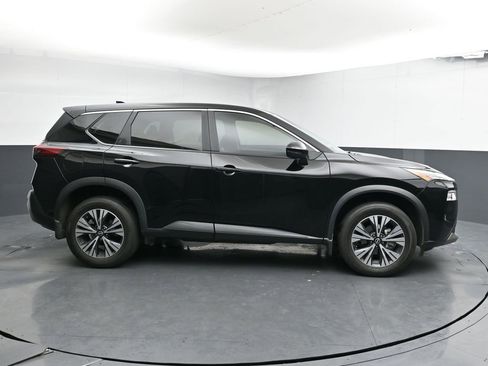 Used 2023 Nissan Rogue SV image 9