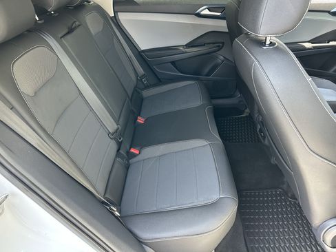 Certified 2024 Volkswagen Taos SE FWD image 11