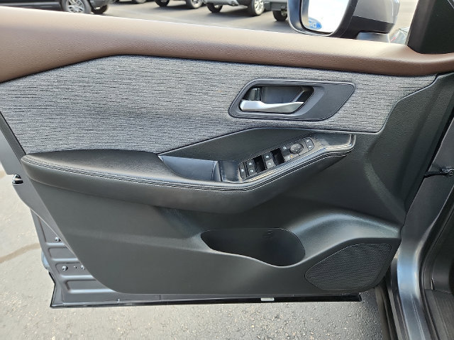 Used 2023 Nissan Rogue SV AWD/4WD image 13