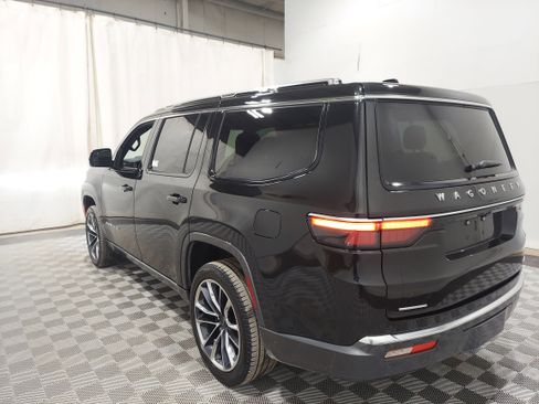 Used 2022 Jeep Wagoneer Series III w/ Premium Group I AWD/4WD image 2