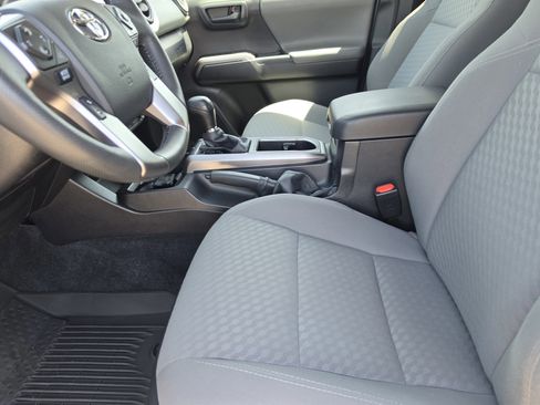 Used 2022 Toyota Tacoma SR5 w/ Technology Package RWD image 9