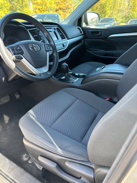 Used 2016 Toyota Highlander LE AWD/4WD image 11