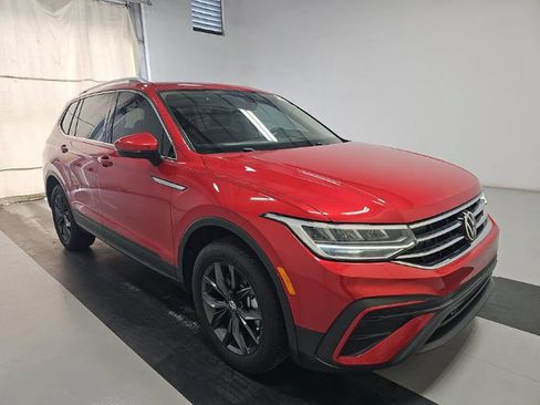 Used 2023 Volkswagen Tiguan SE w/ Panoramic Sunroof Package FWD image 3