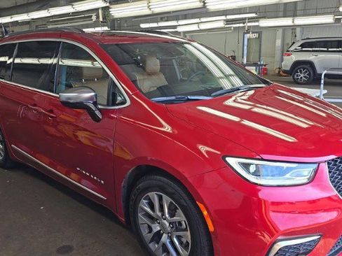 Used 2025 Chrysler Pacifica Pinnacle FWD image 3