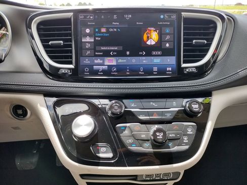 Used 2024 Chrysler Pacifica Limited FWD image 3
