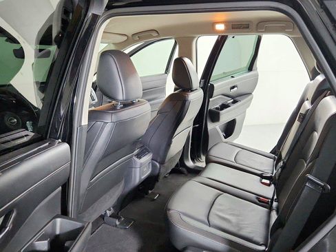 Used 2025 Nissan Pathfinder SL FWD image 23