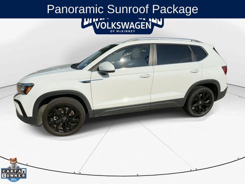 Used 2023 Volkswagen Taos SE w/ Panoramic Sunroof Package FWD image 4