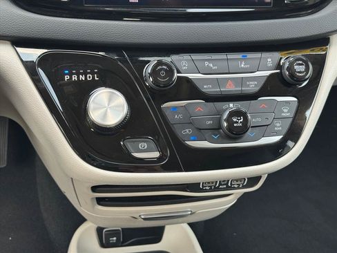 Used 2023 Chrysler Pacifica Touring-L FWD image 16