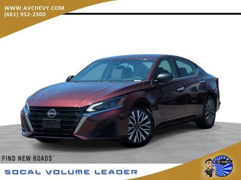 Used 2024 Nissan Altima 2.5 SV FWD image 1