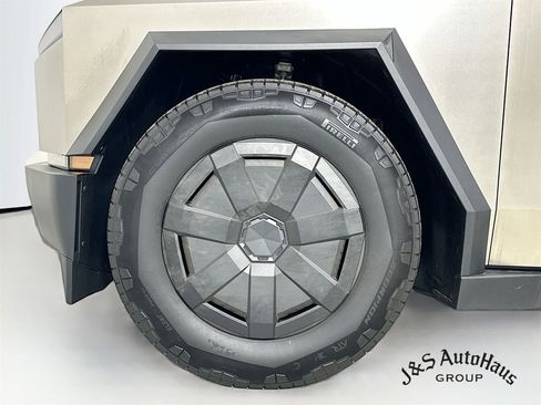 Used 2024 Tesla Cybertruck AWD Crew Cab image 39