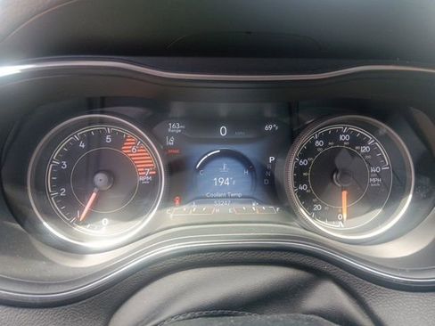 Used 2019 Jeep Cherokee Limited w/ Technology Group image 2