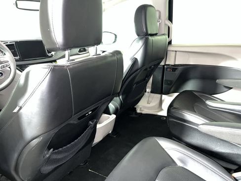 Used 2023 Chrysler Pacifica Touring-L image 24