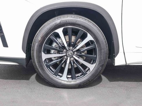 Used 2022 Toyota Highlander XSE FWD image 12