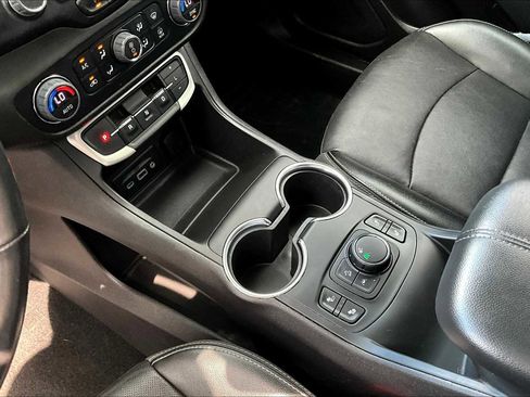 Used 2022 GMC Terrain SLT w/ Elevation Edition image 16
