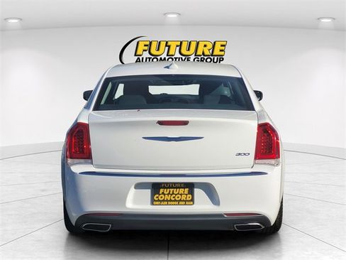 Used 2022 Chrysler 300 Touring image 5