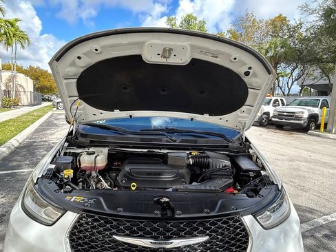 Used 2024 Chrysler Pacifica Touring-L image 28