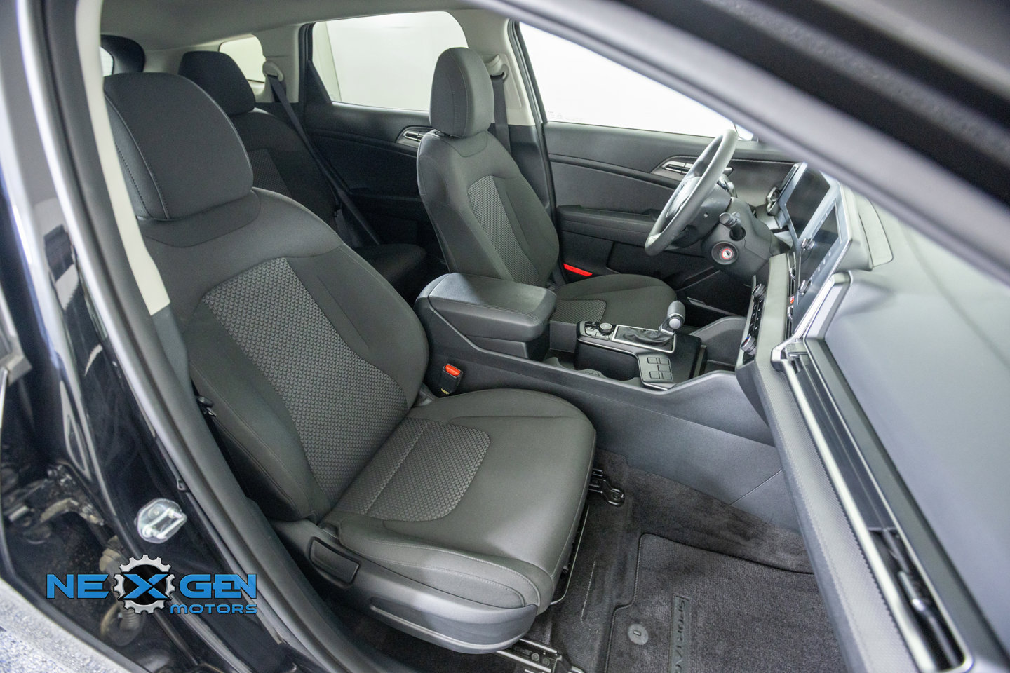 Used 2025 Kia Sportage LX FWD image 42