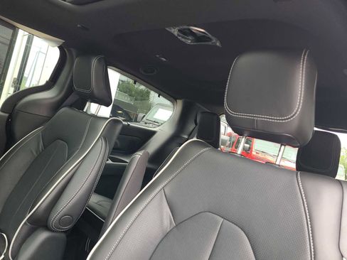 New 2023 Chrysler Pacifica Limited w/ Uconnect Theater Family Group image 10