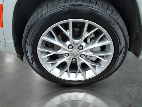 Used 2023 Jeep Grand Cherokee Summit AWD/4WD image 8