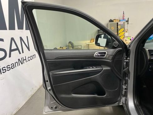 Used 2018 Jeep Grand Cherokee Laredo AWD/4WD image 9
