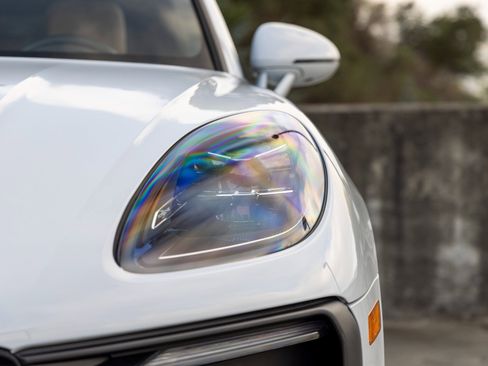 Certified 2025 Porsche Macan image 16