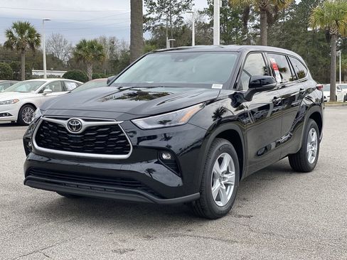 Used 2021 Toyota Highlander LE image 9