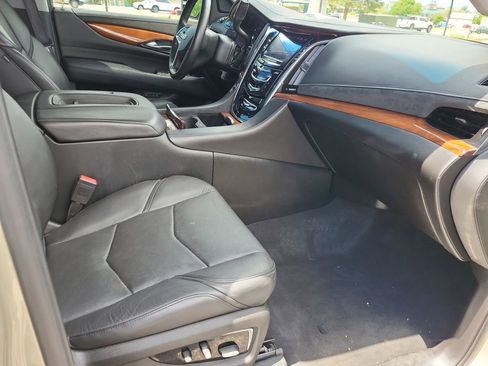 Used 2016 Cadillac Escalade Luxury AWD/4WD image 15