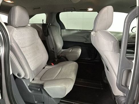 Used 2021 Toyota Sienna LE FWD image 30