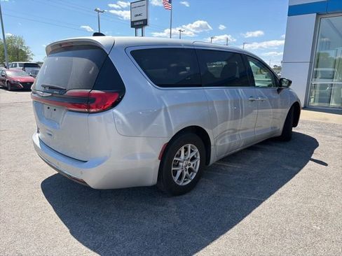 Used 2024 Chrysler Pacifica Touring-L image 5