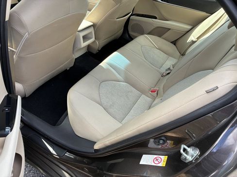 Used 2018 Toyota Camry LE image 14