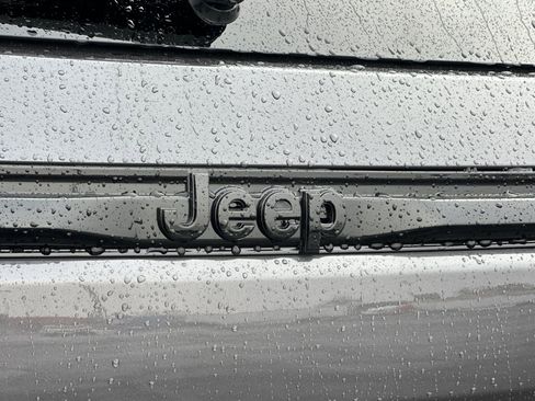 Used 2025 Jeep Grand Cherokee Altitude RWD image 24