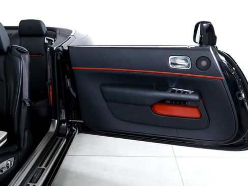 Used 2019 Rolls-Royce Dawn RWD image 12