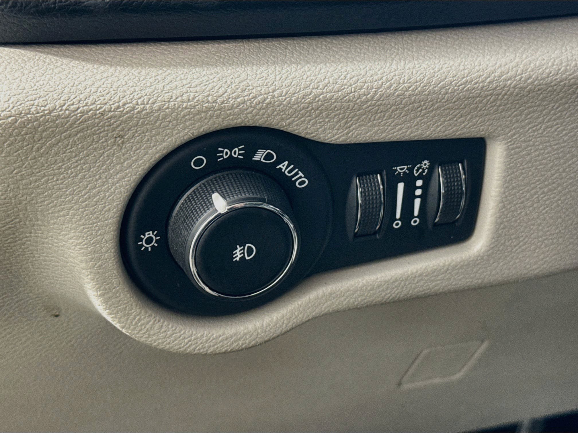 Used 2020 Chrysler Pacifica Touring-L FWD image 12