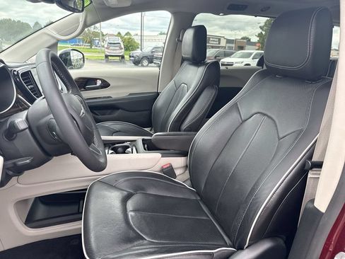 Used 2023 Chrysler Pacifica Limited AWD/4WD image 23
