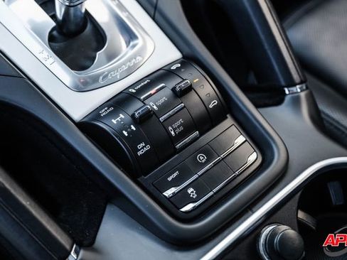 Used 2015 Porsche Cayenne Turbo image 24