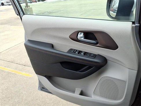 Used 2017 Chrysler Pacifica Touring image 18